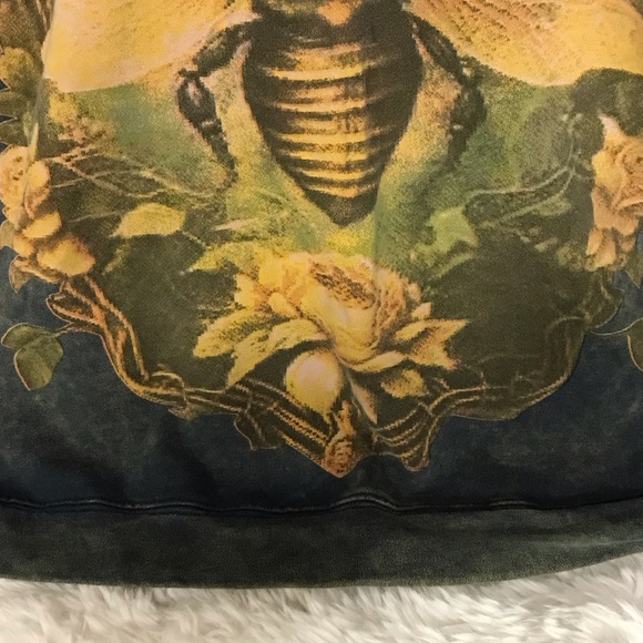 Jaded Gypsy
Green Sweatshirt with Bee and Floral Design - Picture 6 of 9